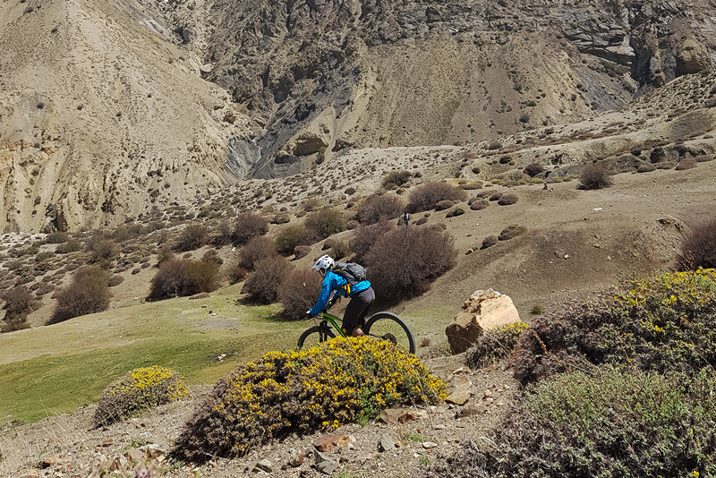 upper-mustang-heli-biking-tour